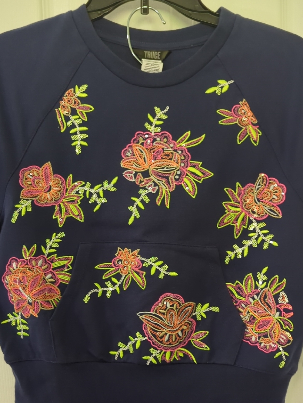 NWT Navy Floral Embroidered Sweatshirt with Hot Pink Flare Leggings Size Medium - Picture 2 of 10